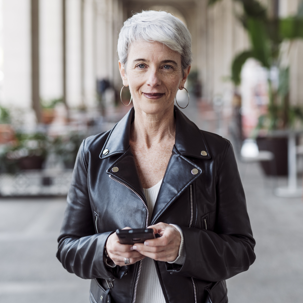 W roli głównej: moda dla 50-latki. Te stylizacje na wiosnę 2024 sprawią, że pobiegniesz na zakupy (ZDJĘCIA)